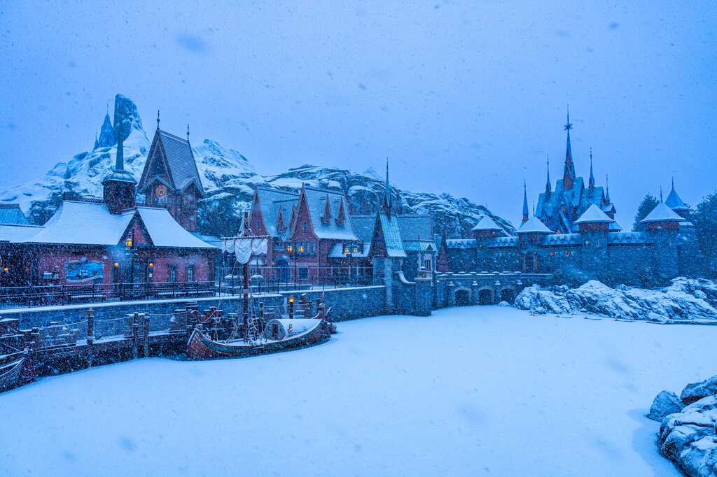La primera nevada del año ha convertido Disneyland Paris en un verdadero paraje de fantasía