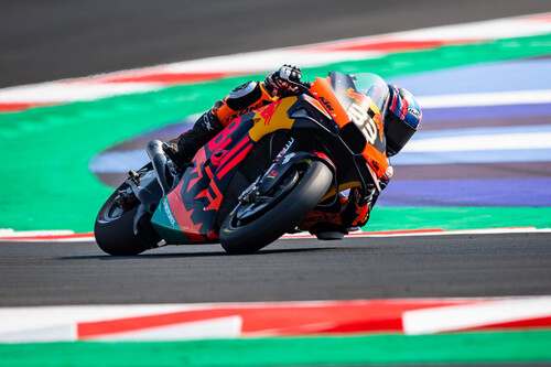 Brad Binder comanda los entrenamientos de MotoGP en Misano con cinco pilotos separados por 71 milésimas
