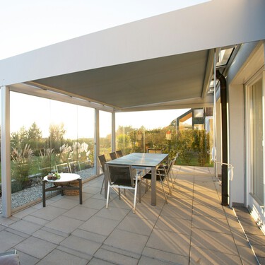 Convertimos la terraza o el jardín en un comedor con esta mesa extensible en colores crema de Casa Viva ideal para cenar a la fresca