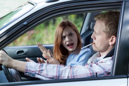 El Reino Unido multará a quienes fumen dentro del coche cuando hay niños