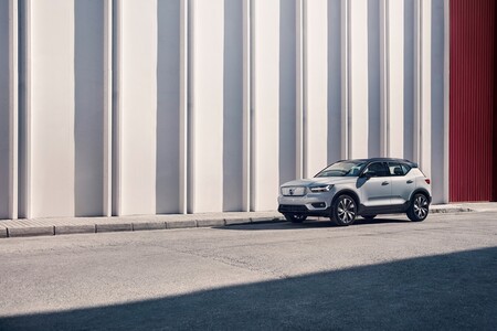 Volvo XC40 Recharge Eléctrico Puro en la calle