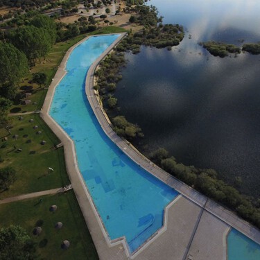 La piscina natural más grande de España está en un pueblo de Madrid a solo una hora de Madrid. Y ya tiene fecha de apertura para este verano 