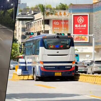 Cuando China tiene un atasco, un camión acude en su rescate con una misión: crear más carriles de la nada