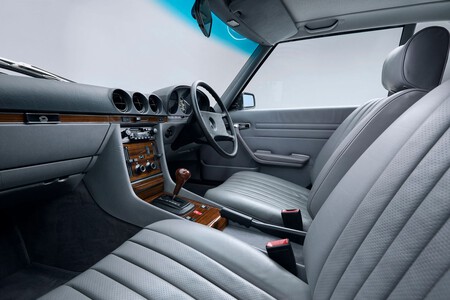 Interiors of the Mercedes-Benz 500 SL R107