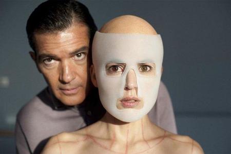 Antonio Banderas y Elena Anaya acojonan mucho en la primera imagen de lo nuevo de Almodóvar