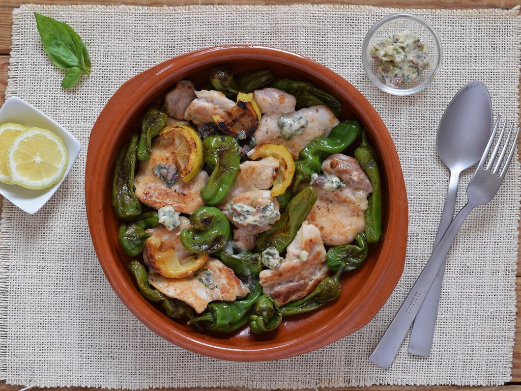 Esta sabrosa cazuela de pollo con pimientos se cocina muy rápido y es ideal para comer sin que nos den las mil en verano 