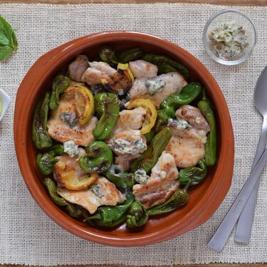 Esta sabrosa cazuela de pollo con pimientos se cocina muy rápido y es ideal para comer sin que nos den las mil en verano 