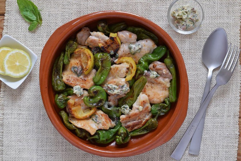 Esta sabrosa cazuela de pollo con pimientos se cocina muy rápido y es ideal para comer sin que nos den las mil en verano