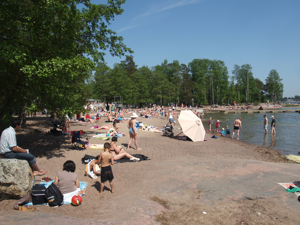 Los veranos son tan cortos en Finlandia que ha aceptado a un invitado para disfrutar de las playas: kilos de caca