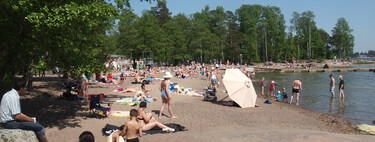 Los veranos son tan cortos en Finlandia que ha aceptado a un invitado para disfrutar de las playas: kilos de caca