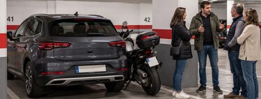 Un propietario aparca su moto junto a su coche en la misma plaza de garaje y los vecinos se quejan: la Ley de Propiedad Horizontal aclara los límites y si la comunidad le puede sancionar