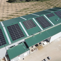 Una planta de pistachos se ha convertido en una isla energética: 136 paneles solares y 108 kWh de baterías
