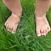 Nueve recomendaciones de expertos para cuidar la salud de los pies de los niños en verano