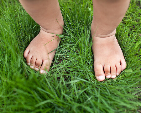 Nueve recomendaciones de expertos para cuidar la salud de los pies de los niños en verano