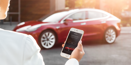 Cientos de conductores de Tesla en todo el mundo acaban de aprender por qué no pueden depender solo de la App para abrir sus coches
