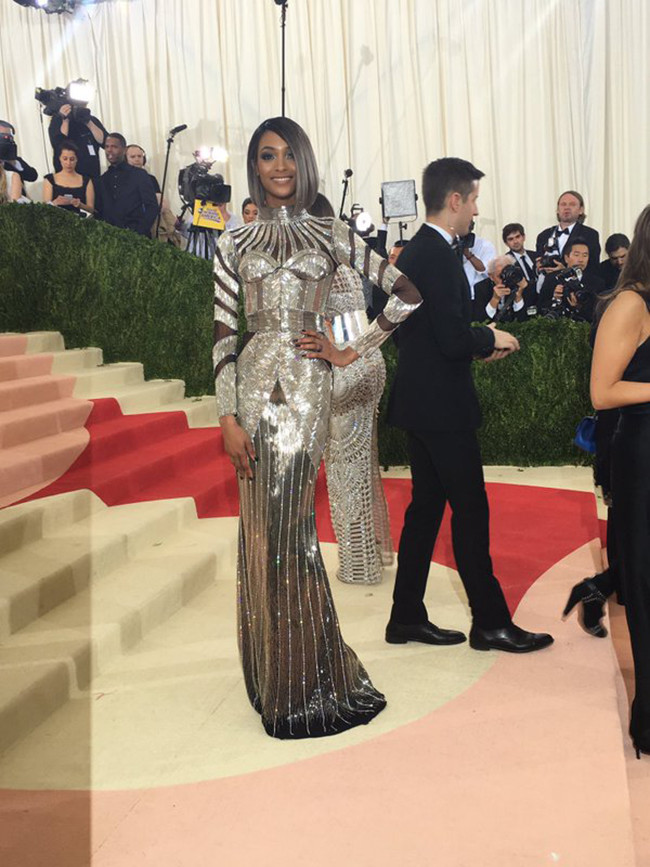 Jourdan Dunn enamora en la Gala del MET 2016 con un vestido muy futurista
