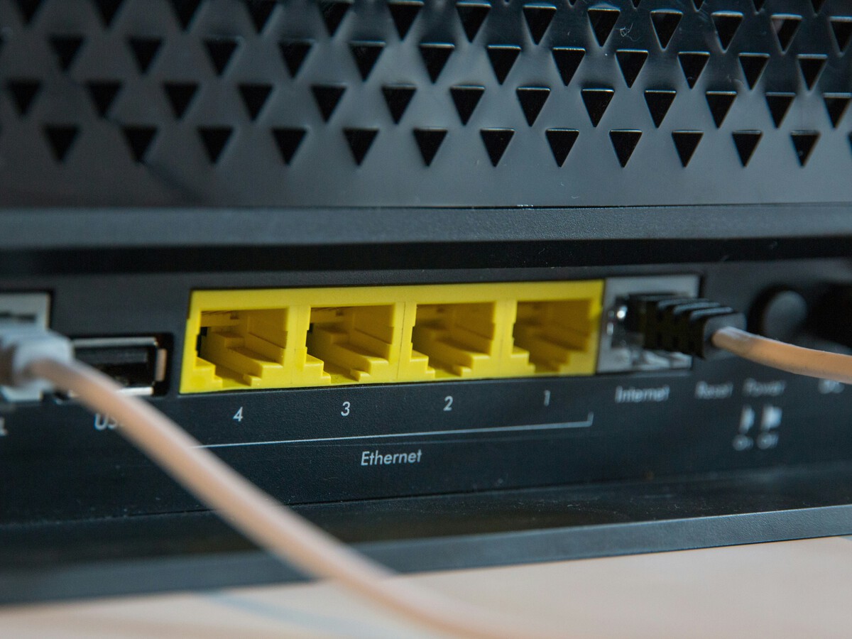 Ethernet-порты домашнего роутера крупным планом