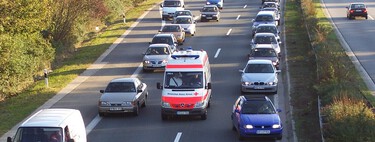 Aún con tráfico pesado, esta ambulancia jamás se detiene. Este video muestra la educación en otros países para reaccionar ante vehículos de emergencia 