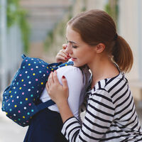 Micro-rituales para la vuelta al cole: frases, abrazos y gestos que darán seguridad a tus hijos antes de entrar al aula