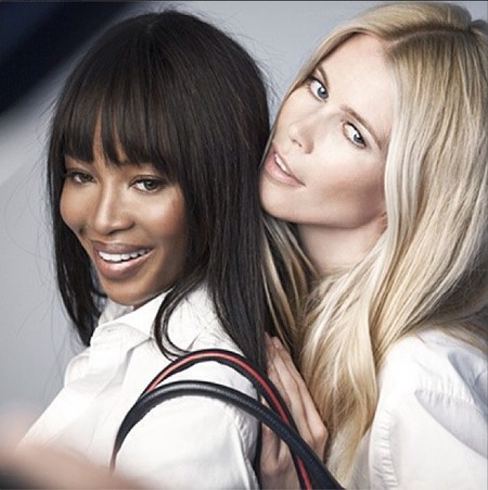 Cuando Claudia Schiffer y Naomi Campbell se unen, sale un bolso solidario