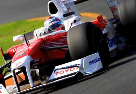 Jarno Trulli es descalificado y Hamilton sube al podio