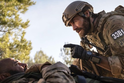 El debut de Guy Ritchie en el cine bélico fue la mejor película de guerra del año 2023... ¡Y no permitieron su estreno en cines! 