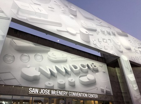 Cazadoras negras y entrada mediante NFC: las primeras curiosidades del MWC 2018