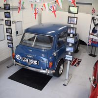 El rey de los setups: este Mini se ha convertido en simulador para que te sientas como Michael Caine en ‘The Italian Job’
