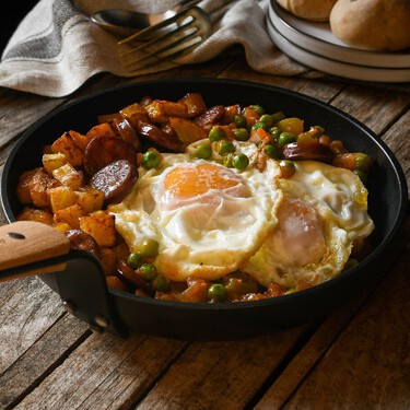 A su manera, estos huevos con patatas fritas son la cena más sabrosa y barata que puedes tener a mano en septiembre 