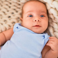 Tortícolis muscular congénita del lactante: por qué mi bebé tiene su cabecita girada siempre al mismo lado y cómo corregirlo