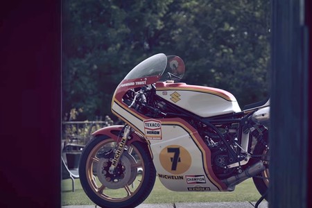 Ver cómo renace la Suzuki RG500 de 1976 de Barry Sheene es lo más emotivo que vas a ver hoy