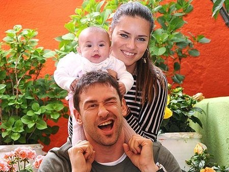 Adriana Lima y su divertida estampa familiar