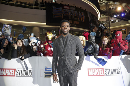 Adiós a la tendencia del pijama, que lo de hoy es la bata bespoke y Chadwick Boseman sabe cómo llevarla