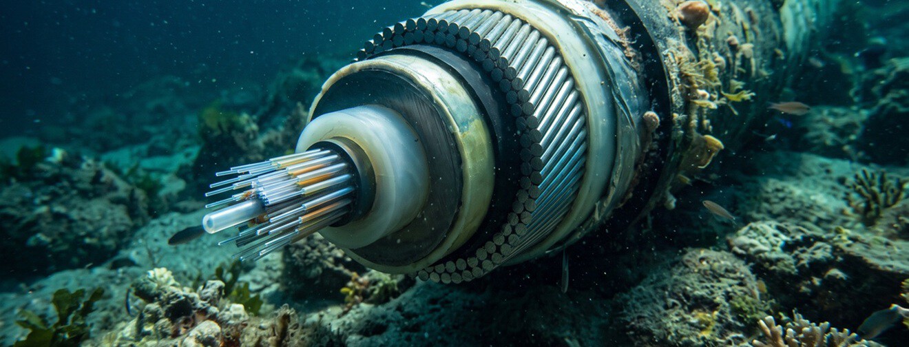 Cómo ha cambiado el mapa de los cables submarinos en casi 40 años: nuevas rutas, gigantes tecnológicos y conflictos geopolíticos