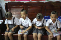 Los padres de unos cuatrillizos les cortan el pelo con números para diferenciarlos 