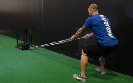 Garrett Lunceford Entrenador Personal Arrastrar El Trineo Es Una Excelente Manera De Contrarrestar Los Efectos De Estar Sentado Todo El Dia Y Ademas Reducir El Dolor De Rodilla