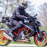 La nueva KTM 1290 Super Duke R se ha dejado pillar otra vez, y viene con novedades 