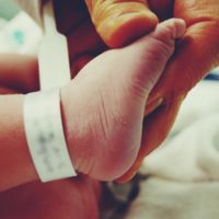 La preciosa historia de un hombre que adopta a decenas de bebés para que sus padres no los aborten o abandonen