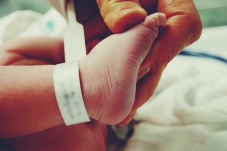 La preciosa historia de un hombre que adopta a decenas de bebés para que sus padres no los aborten o abandonen