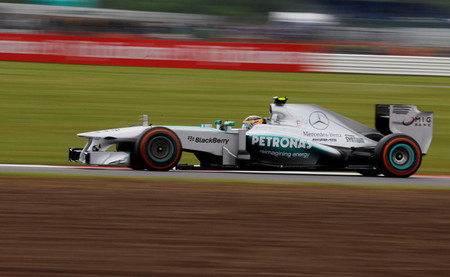 Lewis Hamilton es profeta en su tierra y marca una pole position estratosférica