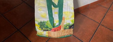 If we reuse a broken Mercadona bag we can make this practical organizer for the trunk of the car 