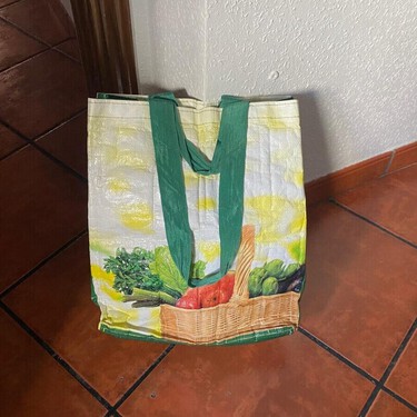 Si reutilizamos una bolsa rota de Mercadona podemos hacer este práctico organizador para el maletero del coche 