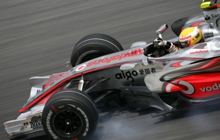 Hamilton apurando la frenada