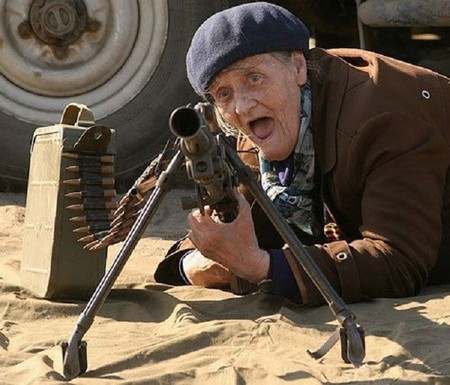 Anciana armada con un arma y peligrosa