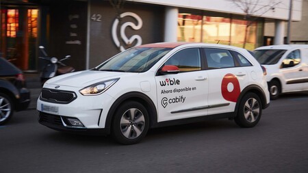 Los Kia Niro PHEV compartidos de WiBLE aterrizan en la app de Cabify para acompañar a las motos y patinetes eléctricos