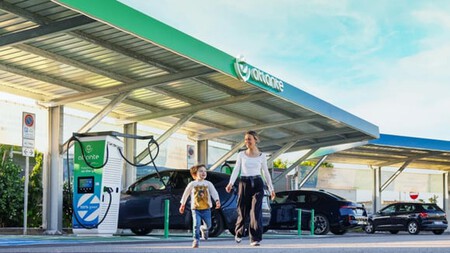 Os postos de carregamento públicos estão se tornando mais comuns, mas a questão de seu lugar no futuro modelo econômico do automóvel pode surgir gradualmente. © Atlante