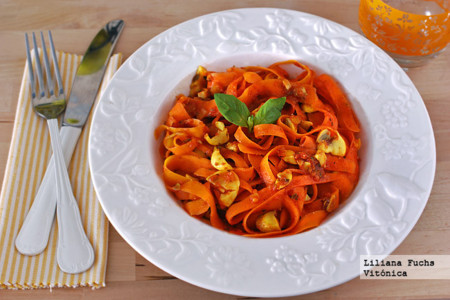 Falsos tallarines de zanahoria en salsa de tomate y champiñones. Receta saludable