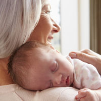 Dió a luz a su tercera hija a los 62 años y se convierte en una de las madres europeas de mayor edad