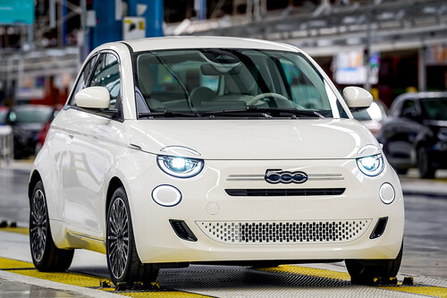 Fiat 500e era para ser o grande carro elétrico da montadora, mas seu preço não condiz com o que entrega / Imagem: Stellantis
