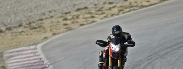 La Ducati Hypermotard SP nos pone la piel de gallina en el circuito de Castellolí